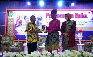 Bupati Inhil dan Isteri Launching Buku Biografi 
