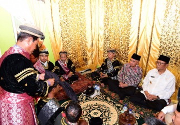 Hadiri Penobatan Datuok Bijoanso di Kampar, Gubernur Riau Disambut Antusias Ratusan Warga