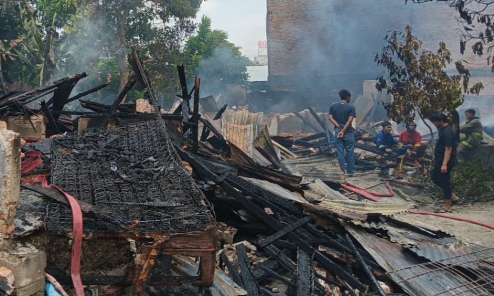 Lima Rumah Semi Permanen di Jalan Cik Ditiro Pekanbaru Hangus Terbakar