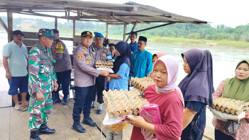 Cooling System, Polsek Kunto Darussalam Bagikan Sembako kepada Warga