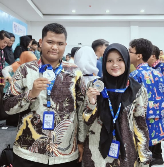 Dua Siswa MAN 1 Pekanbaru Torehkan Prestasi di Tingkat Nasional, Raih Medali Perak Olmpiade Biologi di Banten