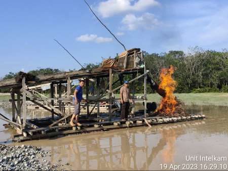 Disergap! Pelaku PETI di Benai Kuansing Ngacir Kabur Tinggalkan Rakit