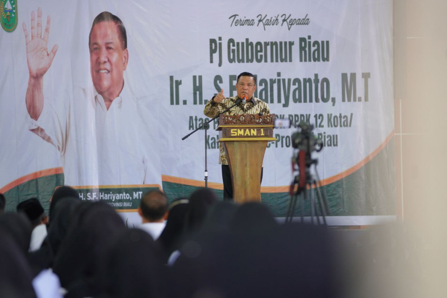 Guru PPPK Pelalawan Bahagia Usai Terima SK, Pj Gubri: Yang Ingin Melanjutkan Pendidikan Lapor ke Saya