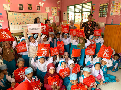 Alfamart dan EMCO Toys Bagikan 2000 Paket Mainan Untuk Anak Indonesia