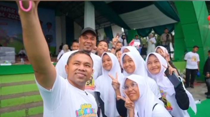 Gubri Wahid-Bupati Ade Agus Bersama Menteri Jadi Momen Spesial Anak-anak di Inhu
