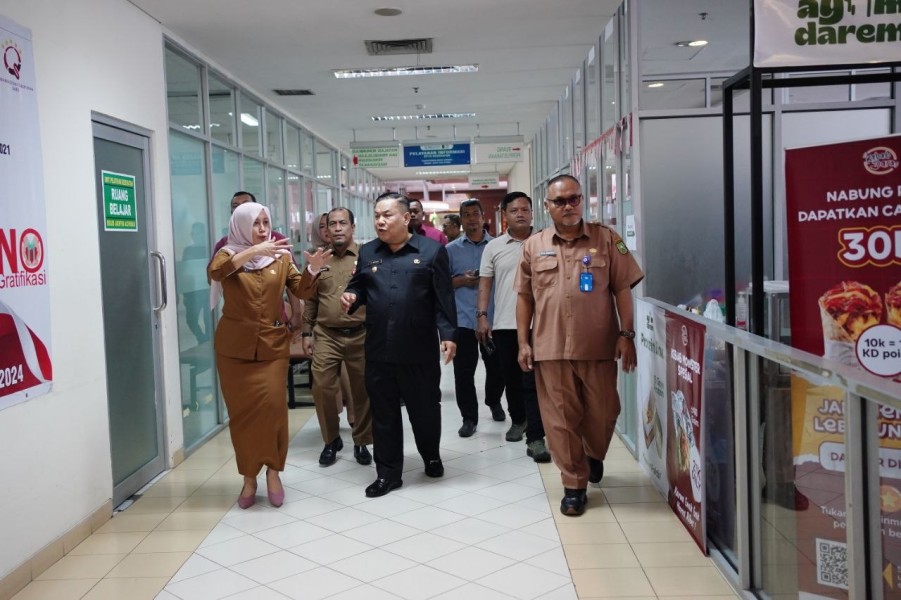 Kunjungi RSUD Arifin Achmad Riau, Plt Gubri SF Hariyanto  Jenguk Pasien Kanker