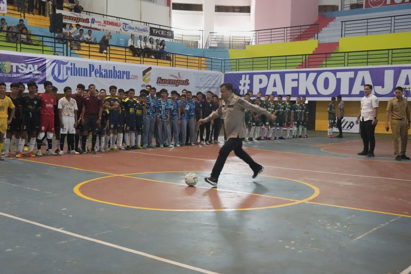 Buka Turnamen Futsal, Bupati Berharap Lahir Talenta Baru