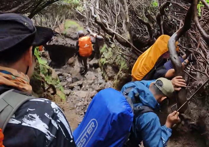 Tragedi di Puncak Gunung: Satu Nyawa Melayang, Puluhan Pendaki Alami Hipotermia di Gunung Bawakaraeng