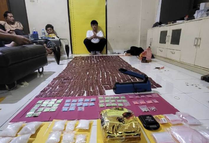 Grebek Kos-kosan di Pekanbaru, Polisi Temukan Sabu dan Pil Ekstasi untuk Perayaan Tahun Baru