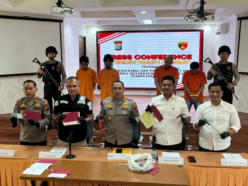 Curi Kabel dan Tiang Listrik, Dua Manusia Silver di Pekanbaru Ditangkap Polisi