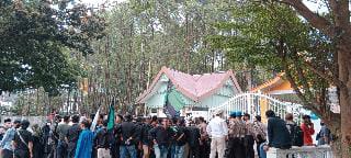 Barisan Polisi Hadang Massa HMI MPO Paksa Masuk Ke Gedung DPRD Riau