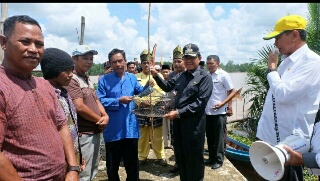 Bupati Inhil Serahkan Bantuan 13 Unit Kapal Motor dan Ratusan Alat Tangkap Kepada Nelayan 