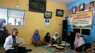 Belusukan ke Desa Pekan Kamis, Cawabup Inhil Ustad Ajai 'Ditodong' Ibu-ibu Ngajarin Habsy