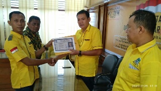Kader Muda Golkar Serahkan Kertas Print KTA PAN Syamsuar ke Kantor Golkar