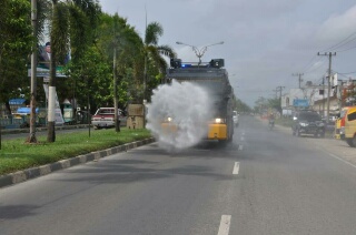 Polda Riau Inisiasi Penyemprotan Disinfektan Serentak di 6 Kab/Kota