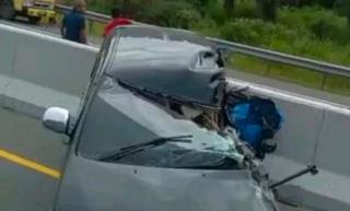 Lakalantas di Tol Permai KM 29, Mobil Innova Ringsek Usai Tabrak Pembatas Jalan 