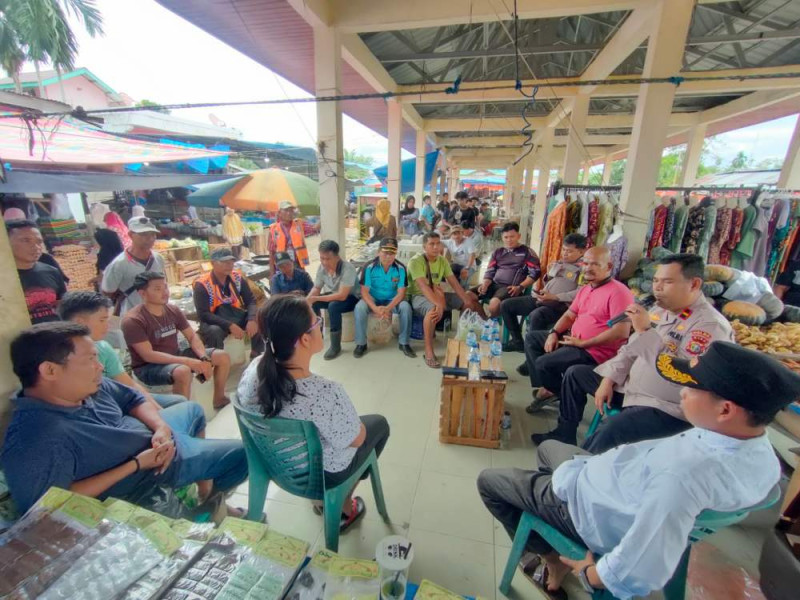 Kapolsek Sabak Auh Ipda Khairul Blusukan Temui Warga Sampaikan Pesan Pilkada Damai