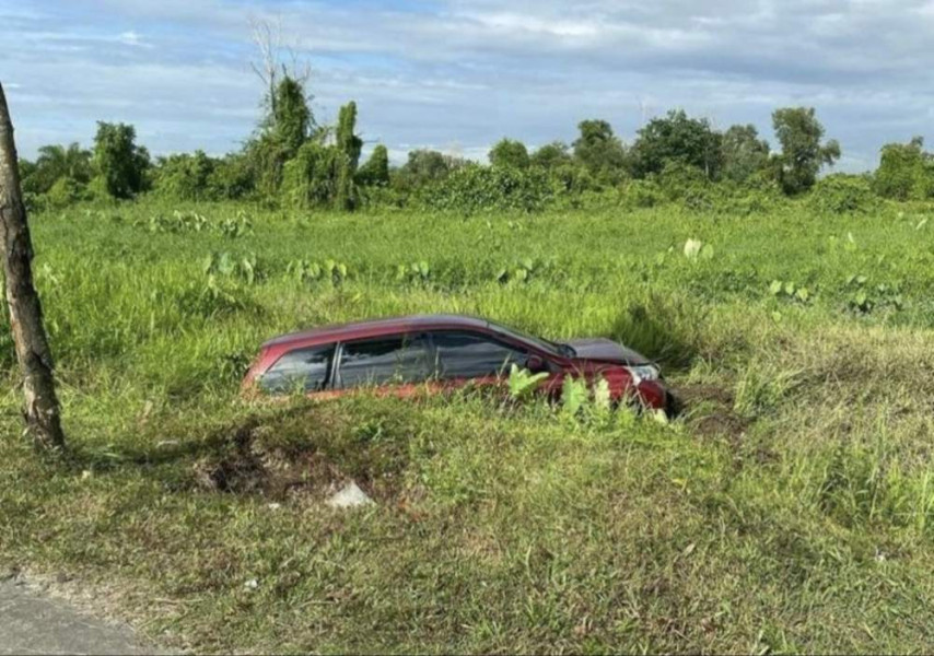 Pengemudi Mengantuk, Mobil Avanza Nyemplung ke Rawa Jalan Sudirman