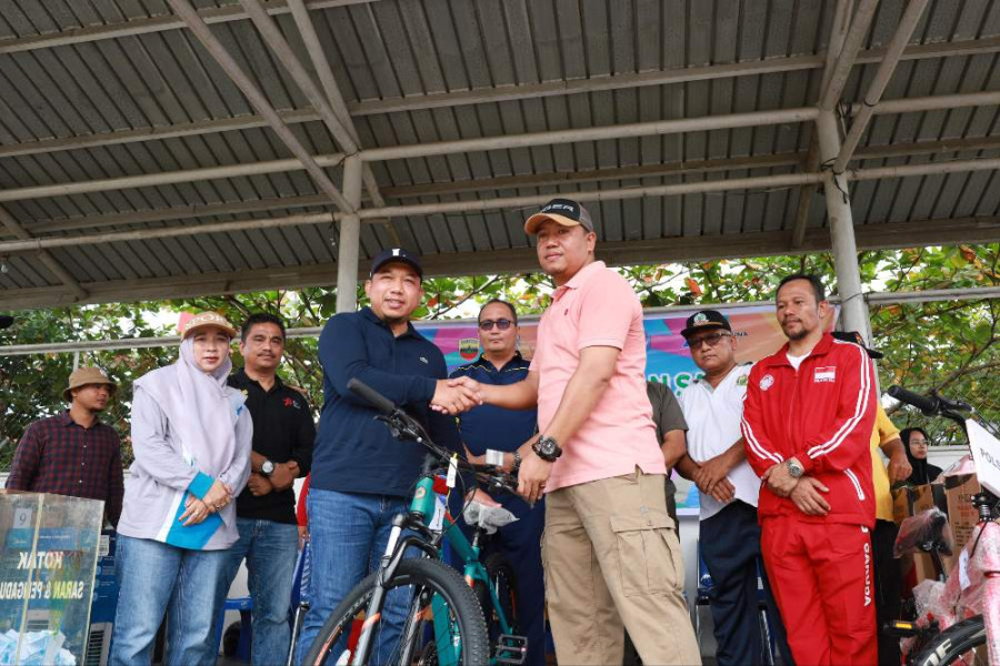 Dalam Rangka Peringatan HUT RI dan Hari Jadi Kecamatan Minas, Wakil Bupati Siak Melepas Gerak Jalan Santai