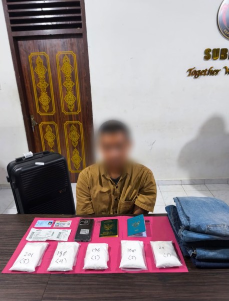 Sabu Disembunyikan di Celana Jeans, Pria Asal Aceh Ditangkap di Bandara SSK II Pekanbaru