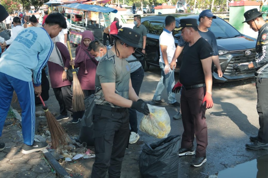 Pacu Jalur Usai, Kapolres dan Bupati Gotong Royong Bersihkan Sampah di Tepian Narosa