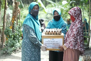 Rasidah Alfedri Bagikan Paket Sembako di Dayun