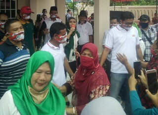 Emak-emak Histeris Serbu Iyet Bustami di Posko Perjuangan