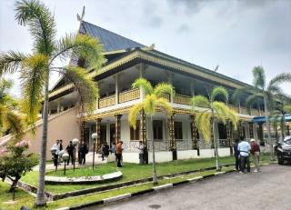 Tak Bawa Kunci Pintu, Pengurus LAMR Versi Mubeslub Terhalang Masuk ke Balai Adat