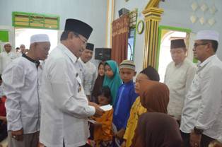 Jelang Idul Fitri, Bupati Inhil Serahkan Dana 'Tali Asih' Kepada Puluhan Anak Yatim Piatu