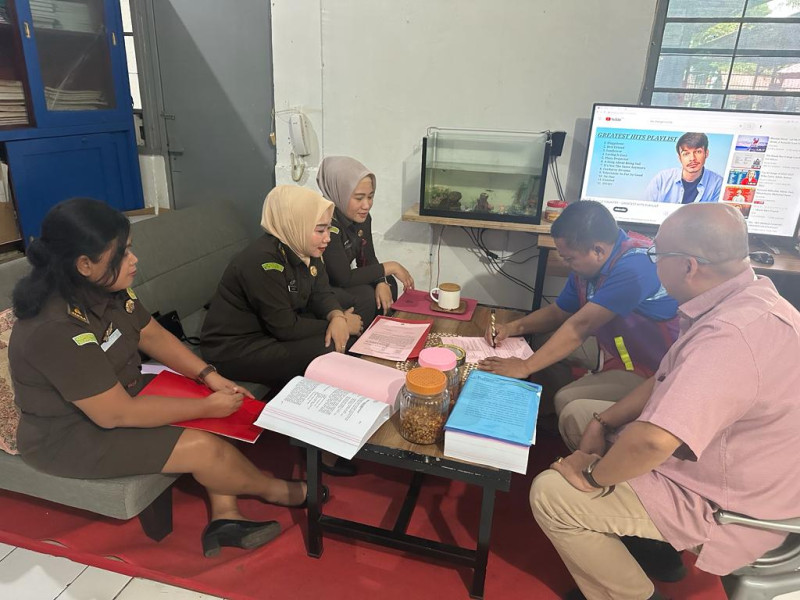 Kasus Pasir Laut, Penyidik Kejati Sulsel Serahkan 2 Tersangka ke Tim Penuntut Umum