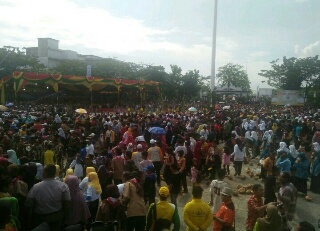 Demi Rekor MURI, Puluhan Ribu Masyarakat Rela Desak-desakan Minum Kelapa 