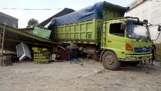 Diduga Sopir Lalai, Mobil Berat Pengangkut Cangkang Tabrak Rumah Warga Di Pematang Reba