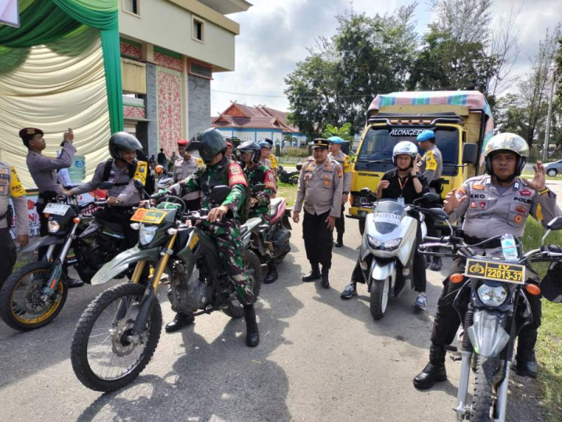Pastikan Aman, Personil Gabungan Polsek Tualang dan BKO Polda Riau Kawal Ketat Pergeseran Surat Suara