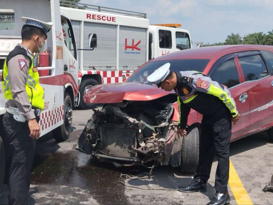 Mengantuk, Mobil Mobilio Tabrak Pembatas Jalan Tol Permai
