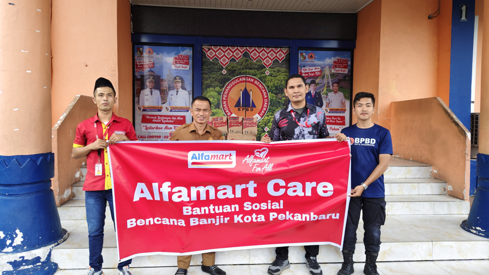 Alfamart Berikan Bantuan Banjir Pekanbaru