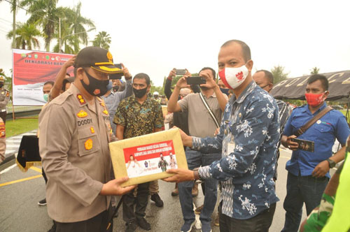 Polres Siak Bagikan 10.000 Masker Pada Acara Launching Pembagian Masker Serentak