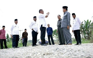 Pemkab Inhil Komit Tuntaskan Perbaikan Ruas Jalan Sungai Piring-Teluk Pinang