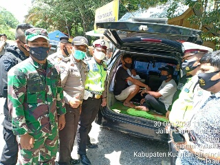 Ada Bong & Narkoba di Mobil Fortuner, Dua Orang Diamankan Petugas Gabungan Di Posko Cek Point