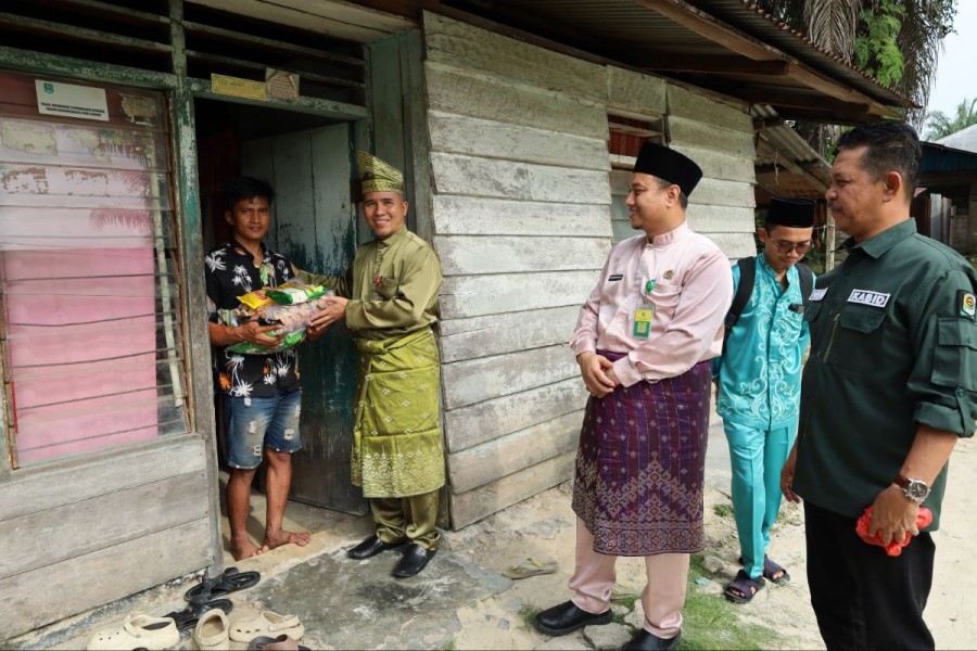 Jumat Berkah, Kadis Kominfo Siak Serahkan Bantuan Tiga Kampung di Kerinci Kanan