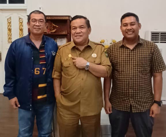 Pj Gubri SF Hariyanto Terima Penghargaan Pin Emas PWI Riau