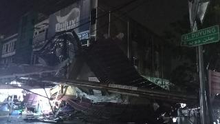 Tiang Reklame Ukuran Jumbo Rubuh Timpa Warung Pedagang di Pekanbaru Riau