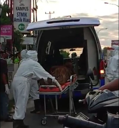 Warga Tak Berani Menolong, Pak Tua Ini Diselamatkan Petugas Medis Pakai APD