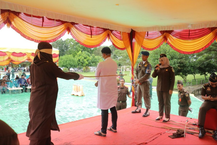 Kejari Aceh Barat Daya Hukum Cambuk 13 Terpidana, Terbanyak Kasus Judi
