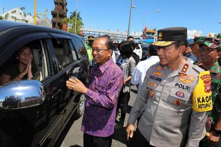 Dipadati Pemudik, Kapolda Bali Cek Pelabuhan Gilimanuk Pastikan Keselamatan Penumpang
