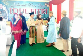 Keakraban Warga dan Pejabat Saat Open House Bupati Kuansing, Ngobrol dan Saling Bercanda