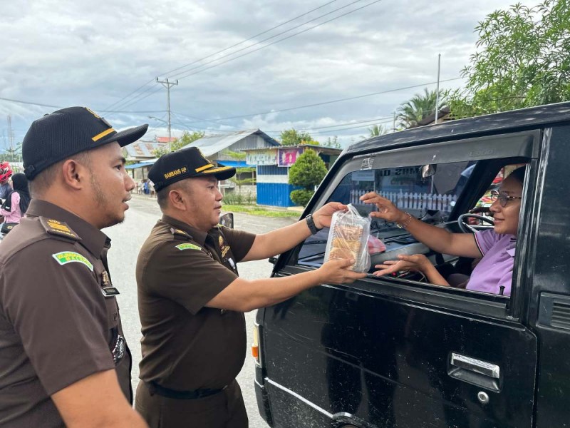 Jajaran Kejari SBB dan IAD Berbagi Kebahagiaan dengan Masyarakat