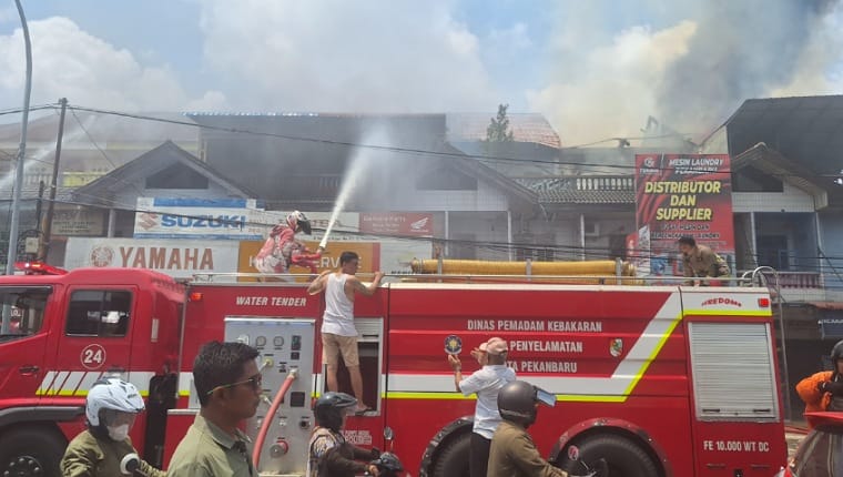 Kebakaran di Ruko Jalan Harapan Raya Pekanbaru, Damkar Berjibaku Padamkan Api