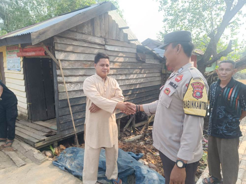 Bhabinkamtibmas Desa Karya Tunas Jaya Lakukan Door To Door, Pererat Persaudaraan