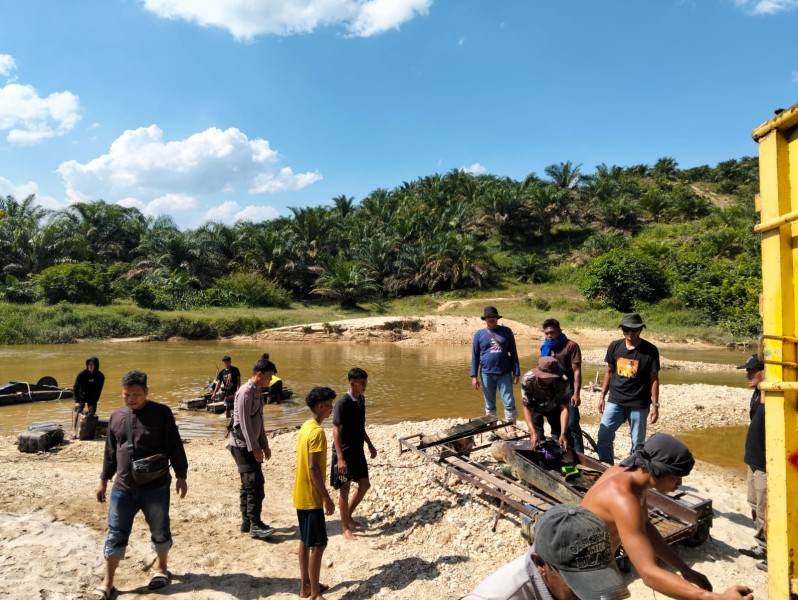 Tambang Emas Ilegal di Kampar Ditindak Tegas, 7 Rakit PETI Disita Polisi
