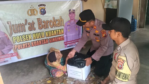 Polsek Hulu Kuantan Laksanakan Jumat Barokah kepada Masyarakat Kurang Mampu